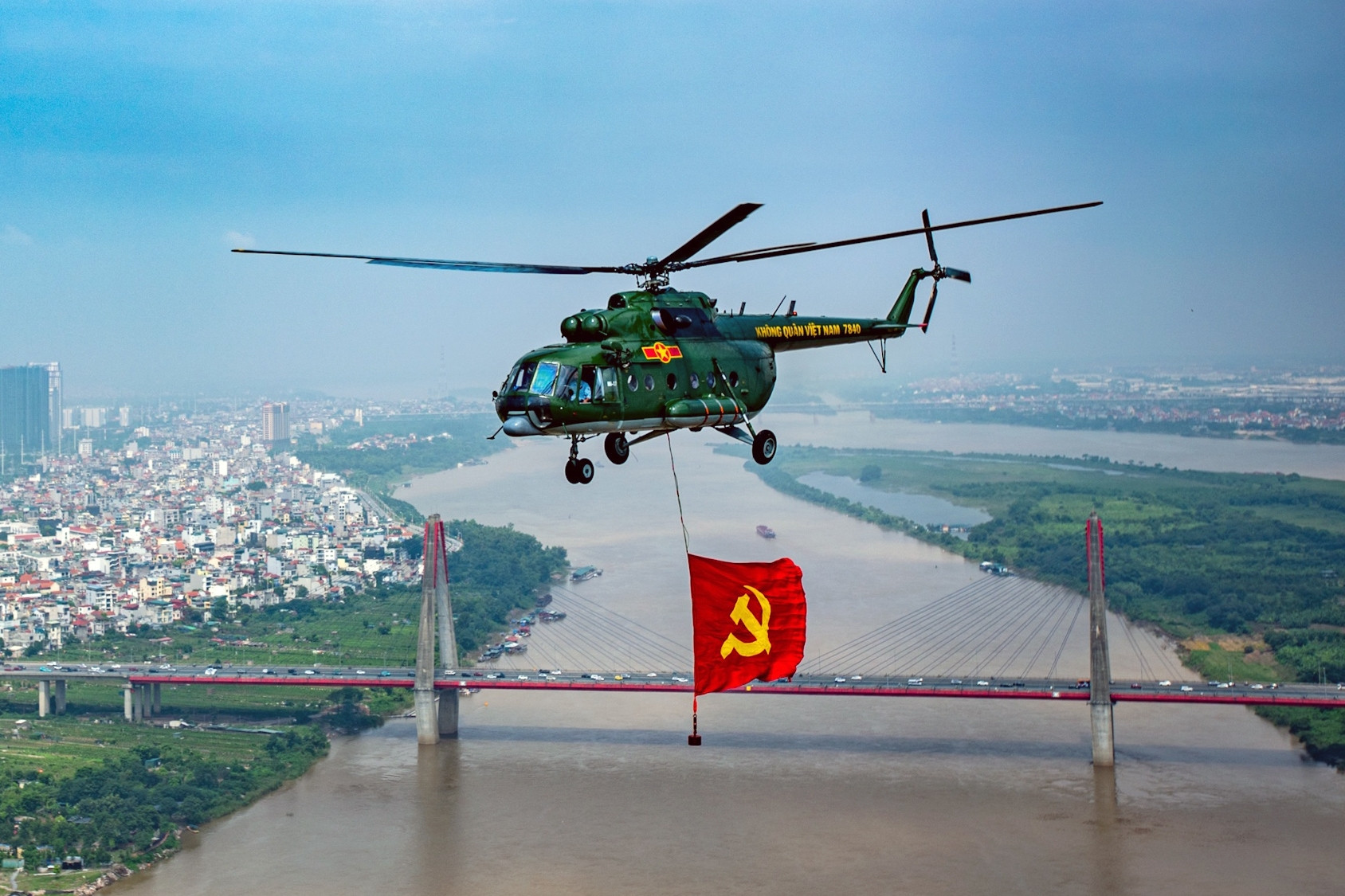 Hà Nội cổ kính và hiện đại dưới bóng cờ nhìn từ trực thăng