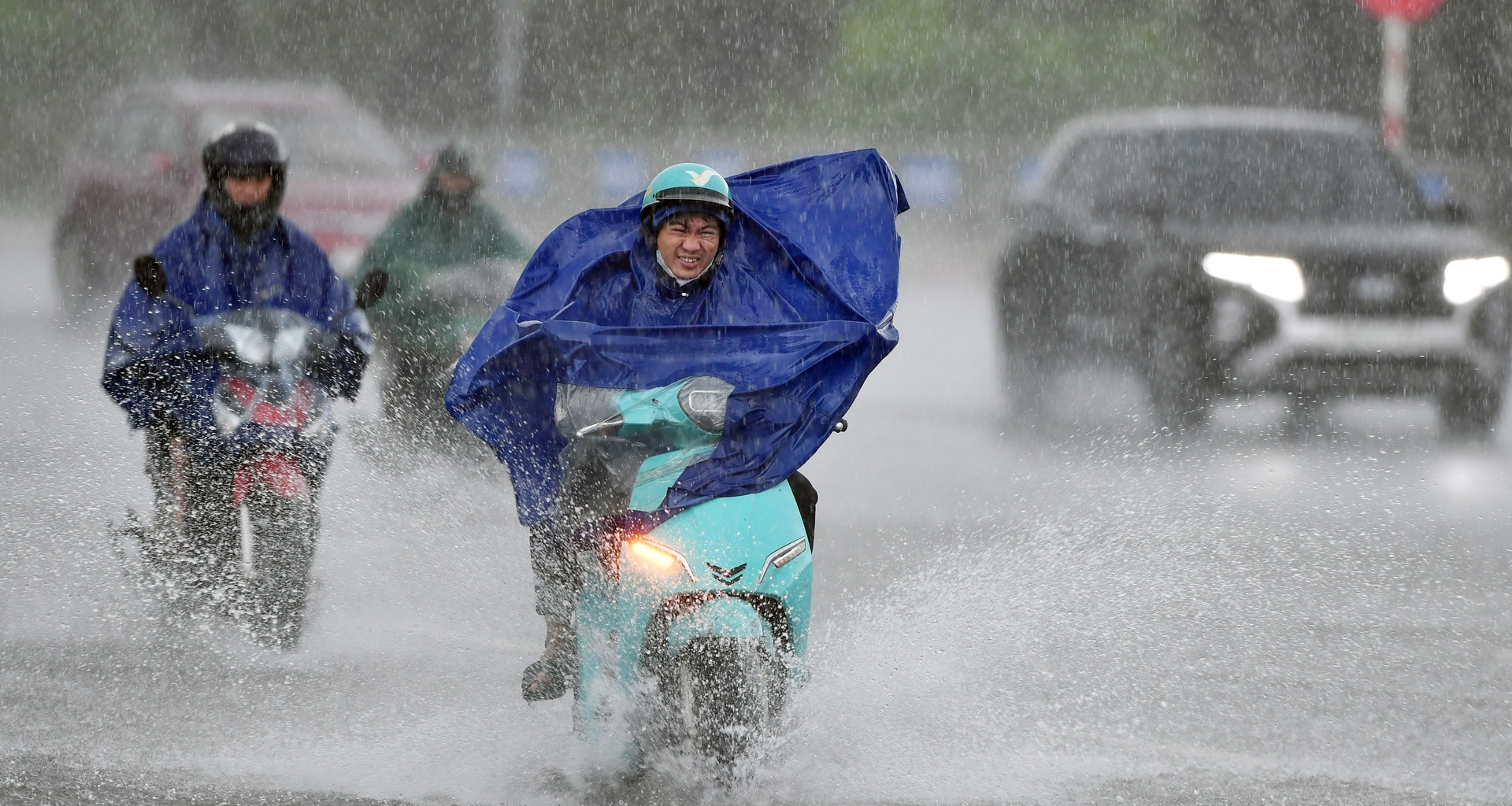 Hà Nội mưa giông mạnh ở các phường nội thành