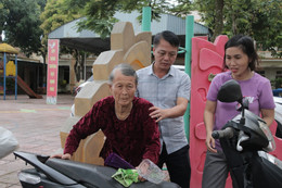 Hàng nghìn người dân ở Nghệ An, Hà Tĩnh mang hành lý rời nhà đi tránh bão số 5