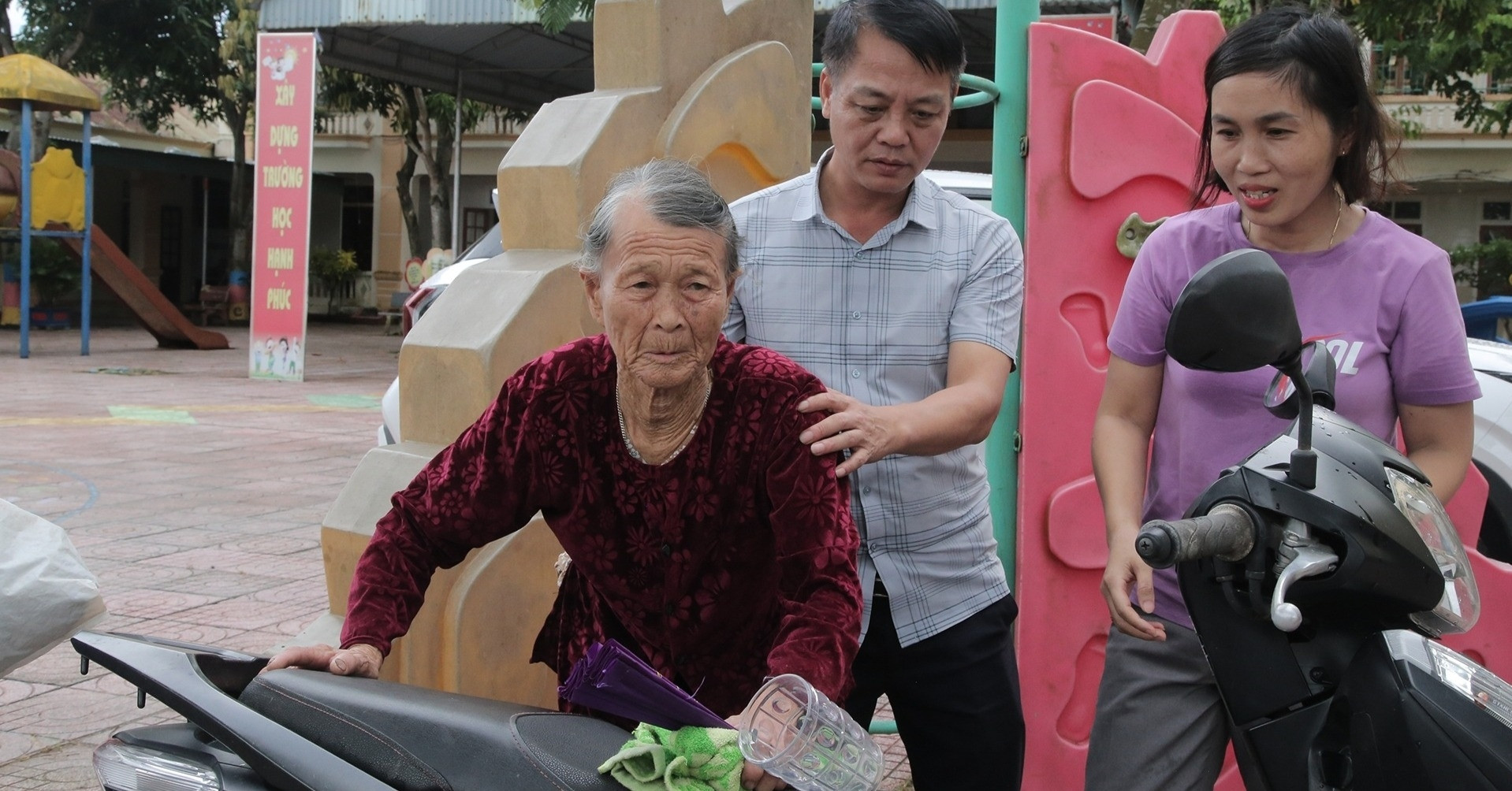 Hàng nghìn người dân ở Nghệ An, Hà Tĩnh mang hà...