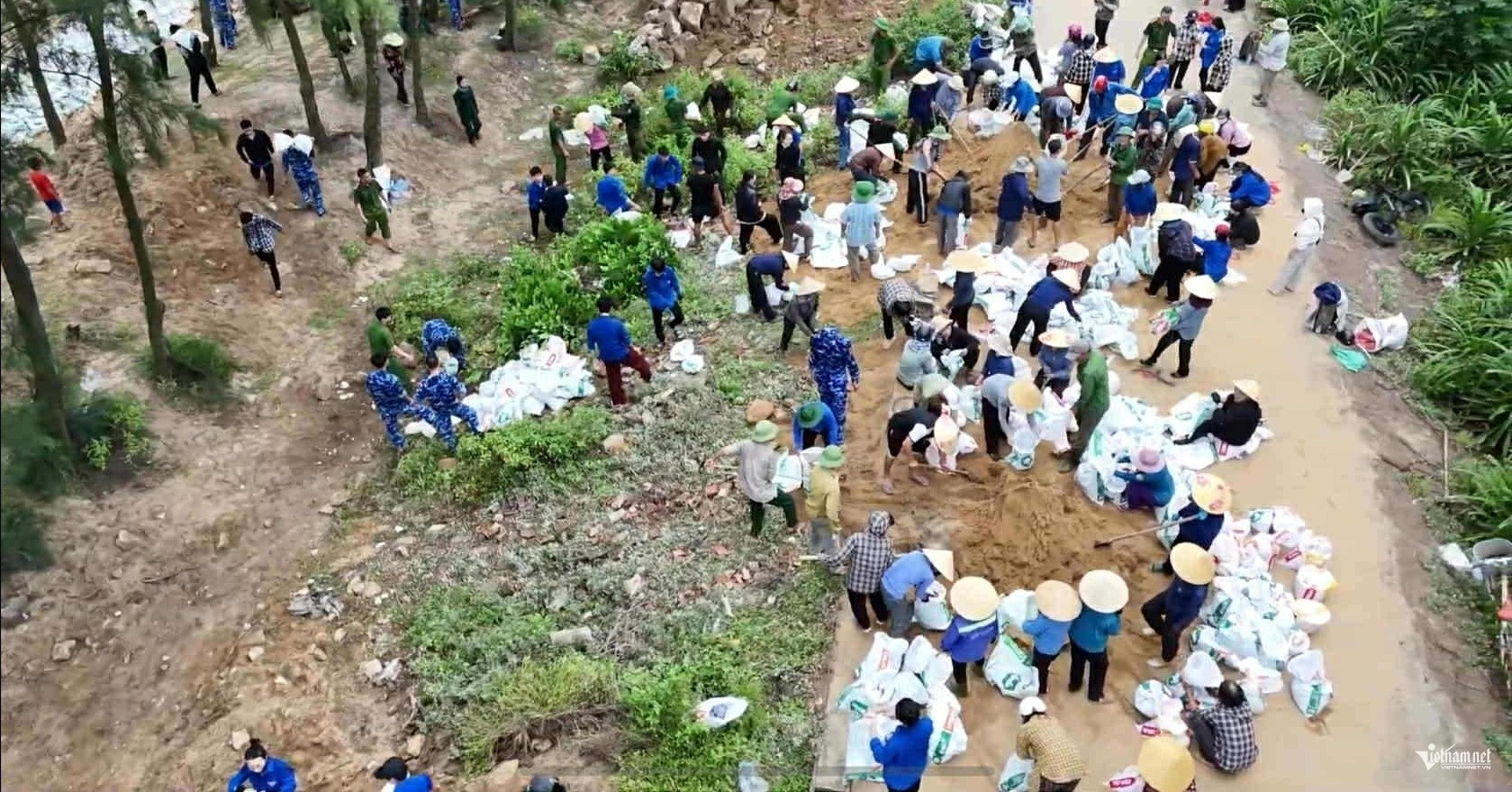 Hơn 400 người gia cố bờ đê sạt lở, Hà Tĩnh di dời dân để ứng phó bão số 5