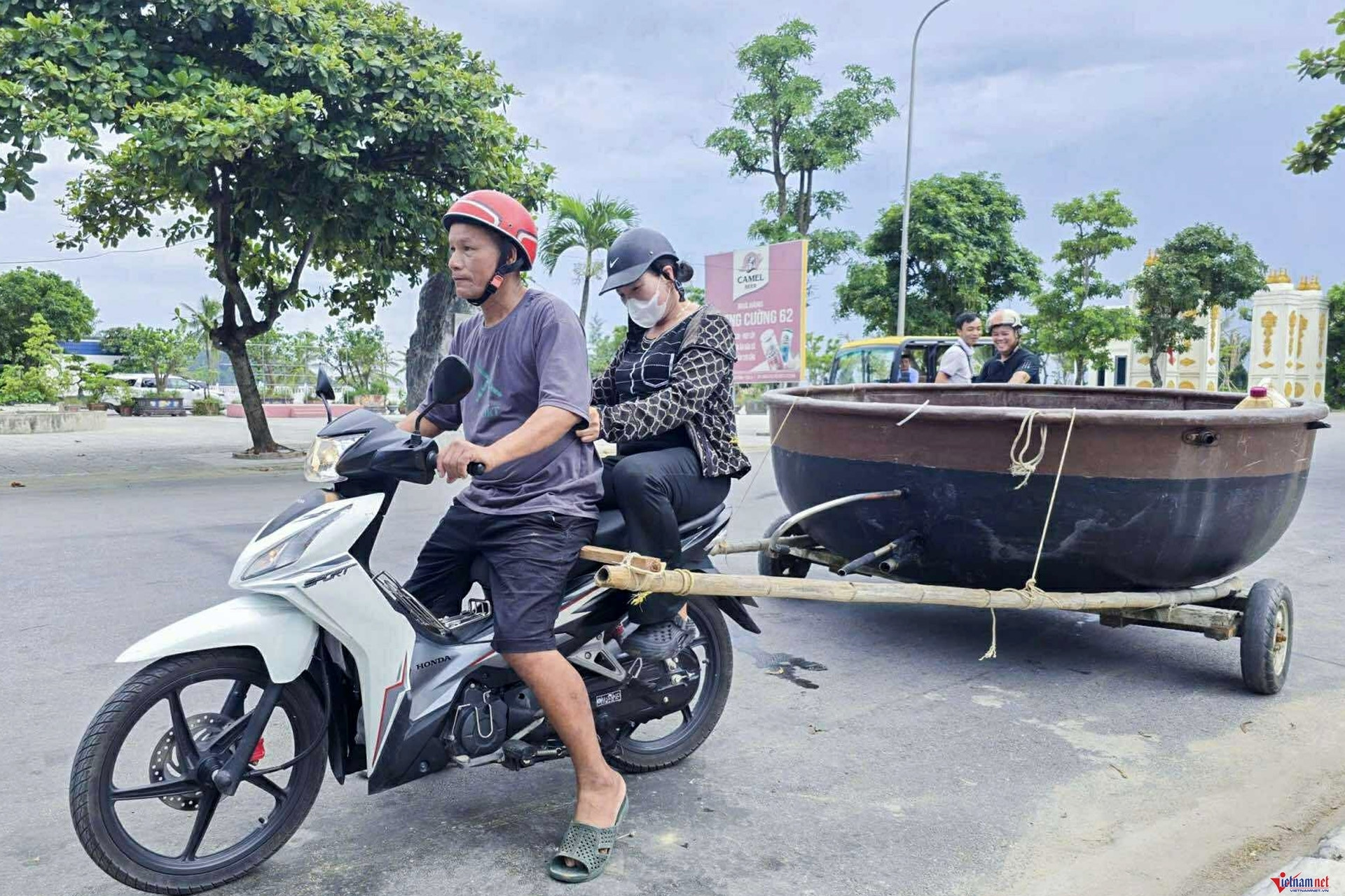 Hàng nghìn người dân ở g