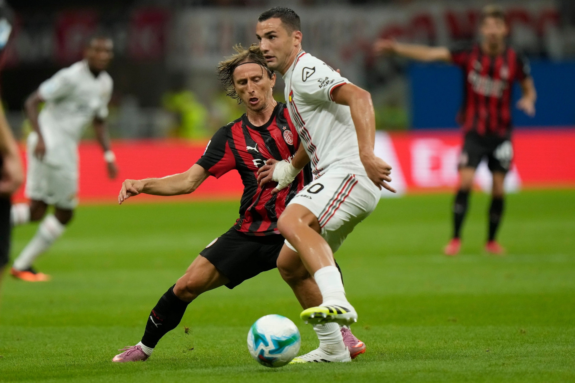 Modric bất lực, Milan thua sốc vì thủ môn Indonesia