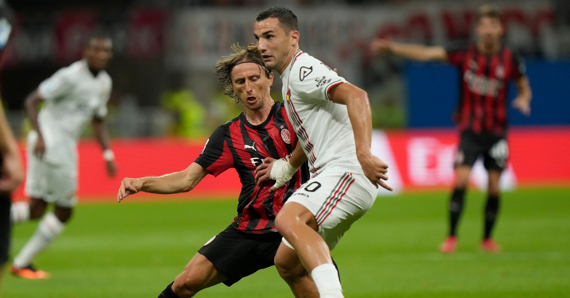 Modric bất lực, Milan thua sốc vì thủ môn Indonesia