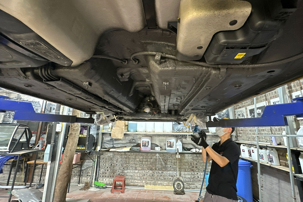 Mới mua ô tô, có nên sơn phủ gầm để bảo vệ xe không?