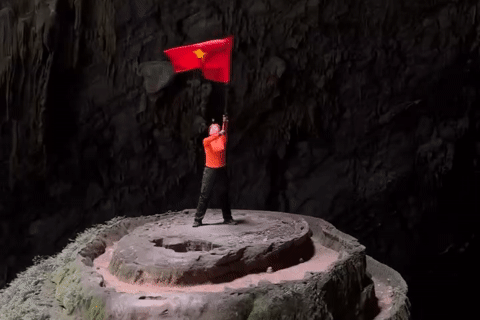 Nữ du khách Hà Nội mang cờ Tổ quốc chinh phục hang Sơn Đoòng, xúc động tột cùng