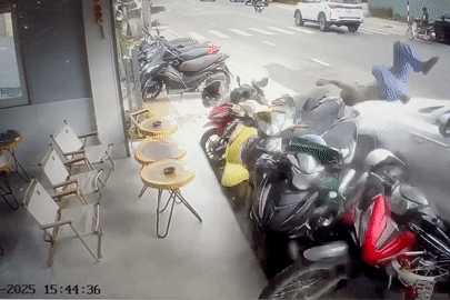 Ô tô lao lên vỉa hè tông loạt xe máy ở Đà Lạt, 1 người bị thương nặng