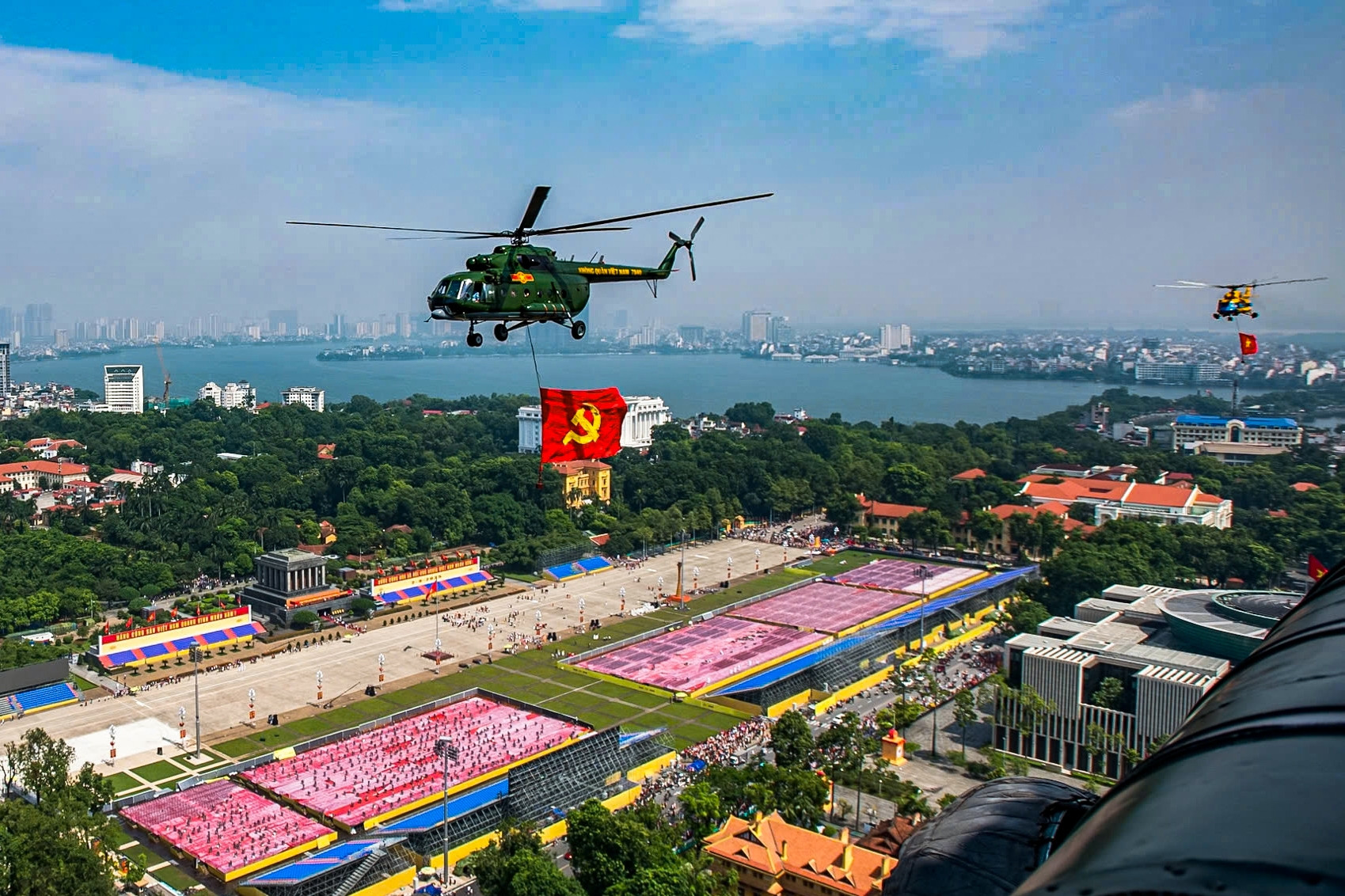 Tiêm kích, trực thăng rầm rộ bay trên bầu trời Hà Nội
