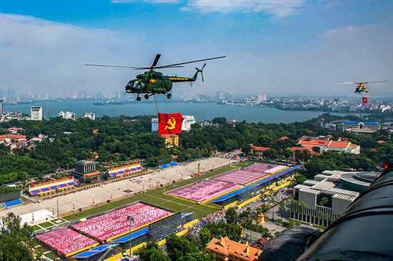 Tiêm kích, trực thăng rầm rộ bay trên bầu trời Hà Nội