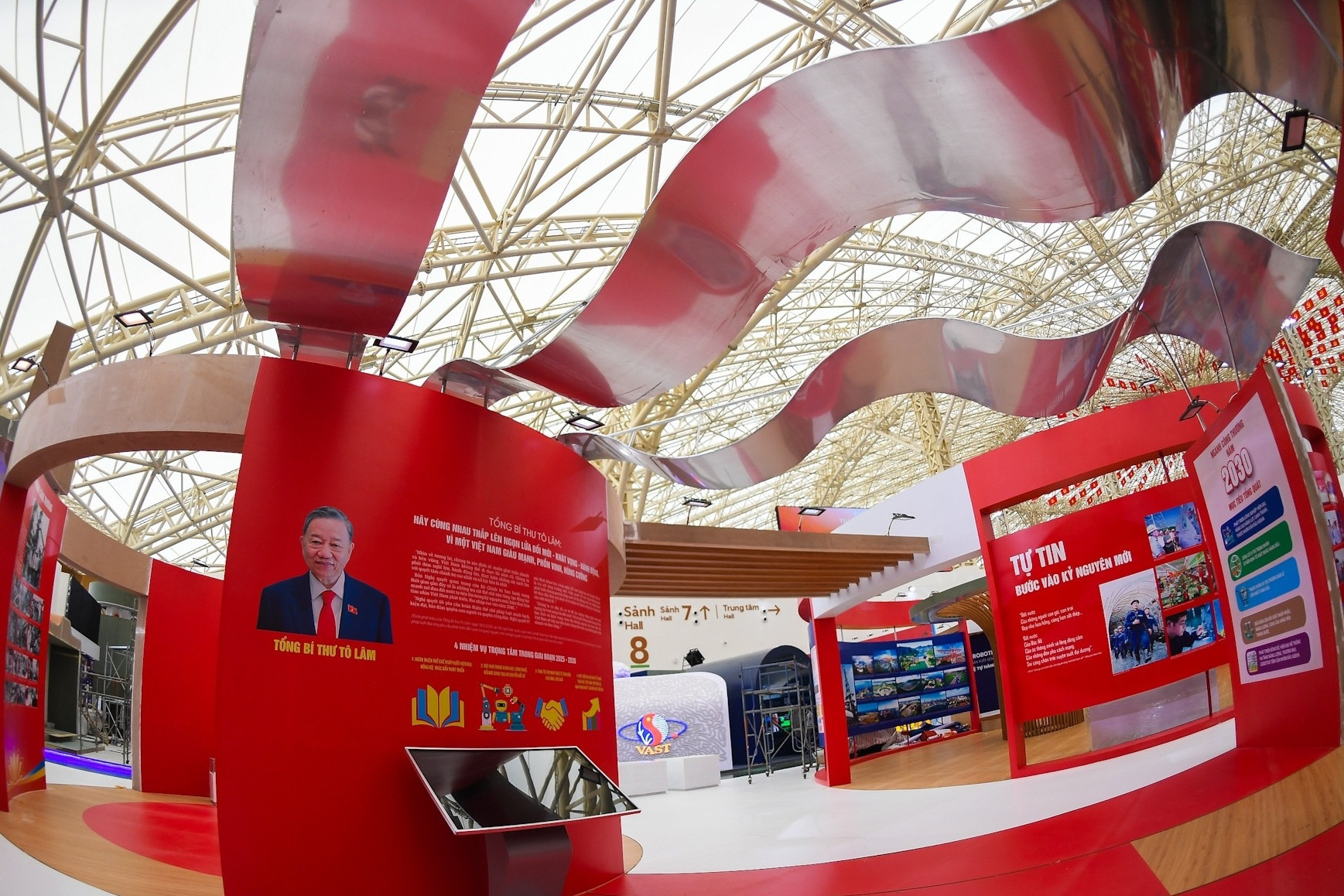 Triển lãm thành tựu Đất nước: 'Trường học sống động' về lòng yêu nước