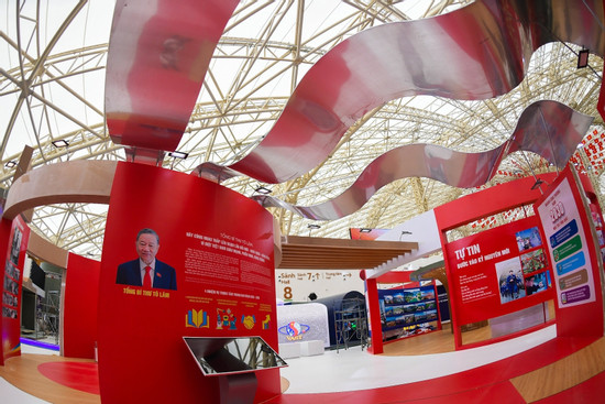 Triển lãm thành tựu Đất nước: 'Trường học sống động' về lòng yêu nước