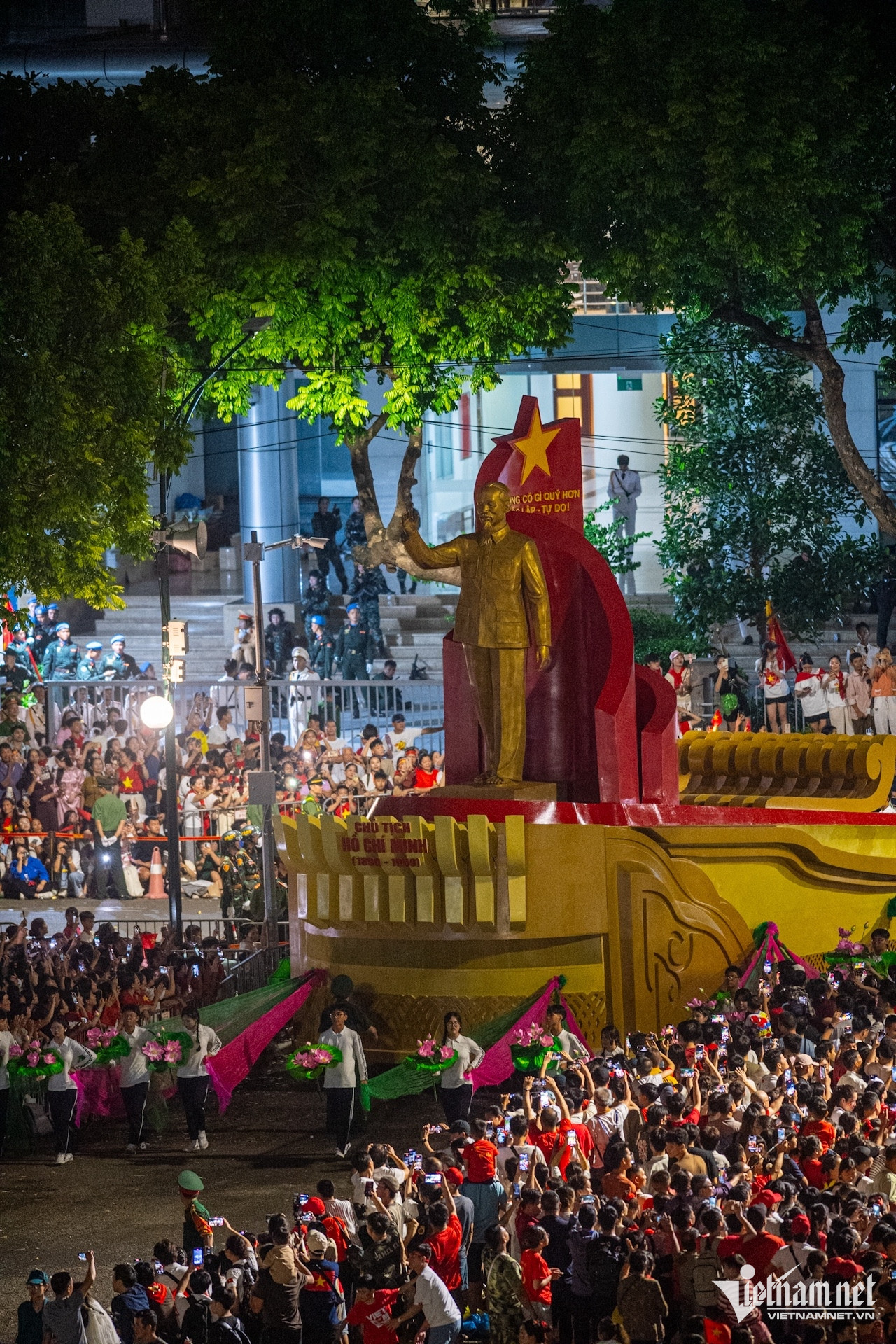 W-nghi trương.jpg