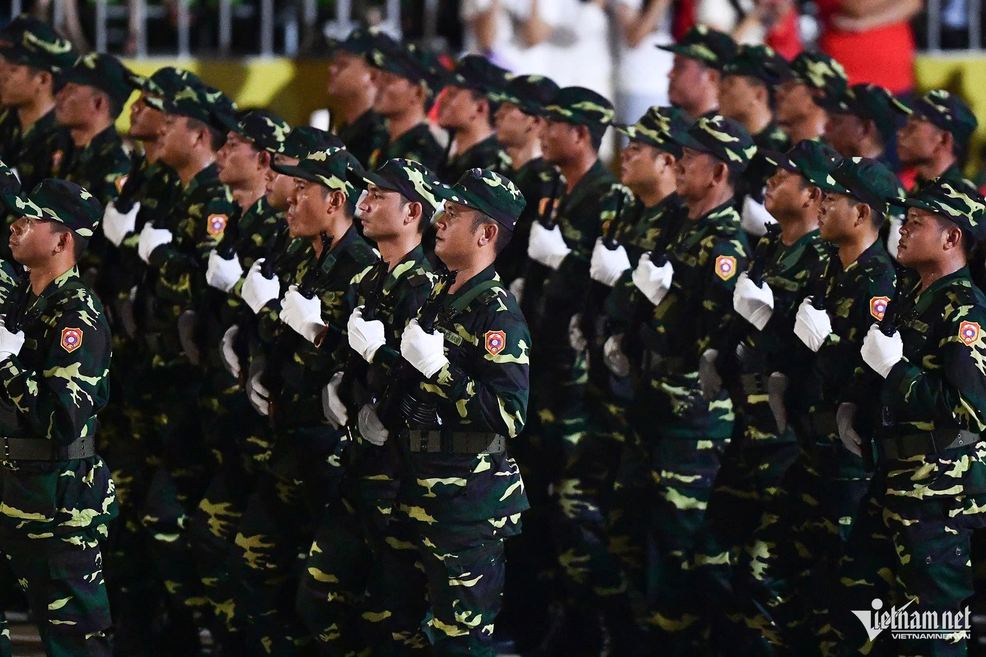 W-quan đội lào.jpg