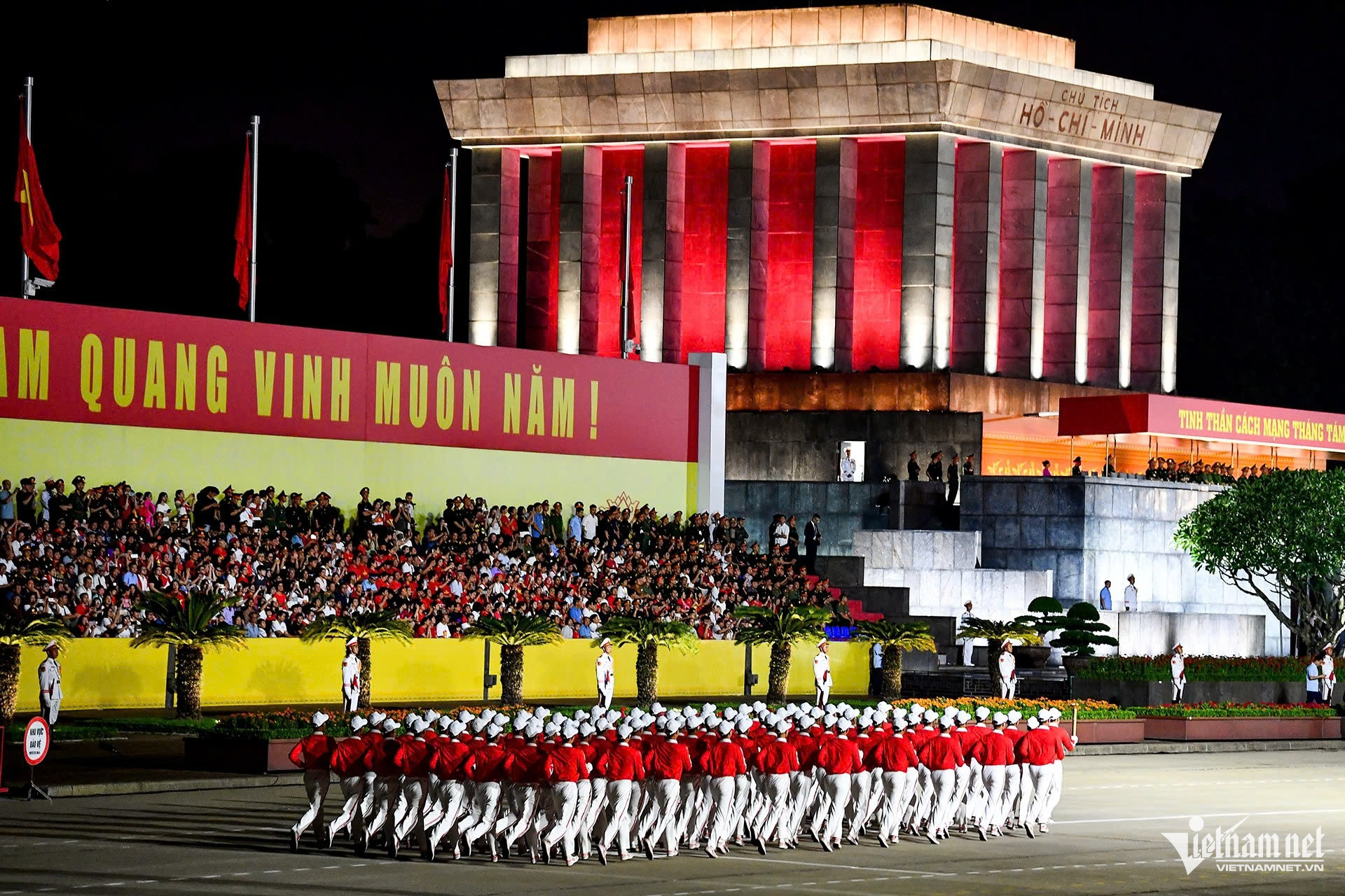 W-rước đuốc.jpg