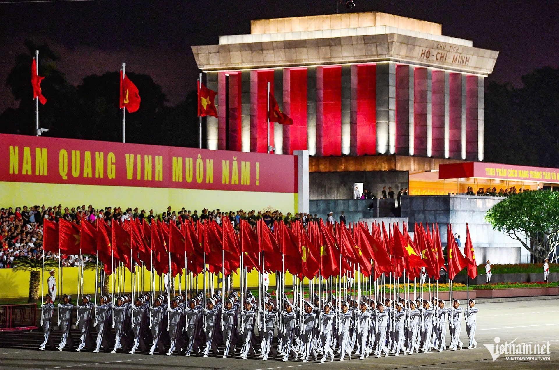 W-rước đuốc.jpg