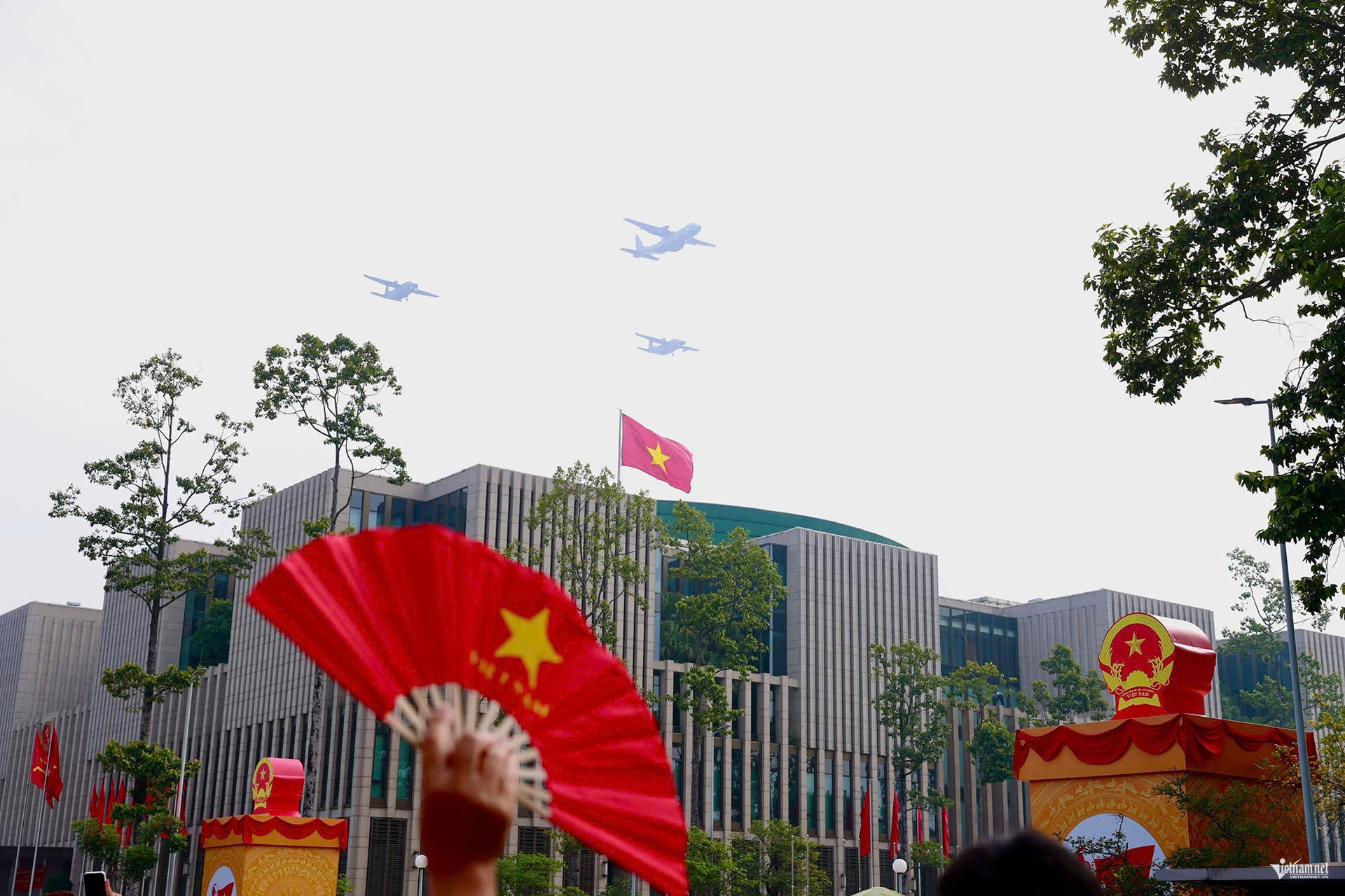 Tiêm kích, trực thăng rầm rộ bay trên bầu trời Hà Nội- Ảnh 7.