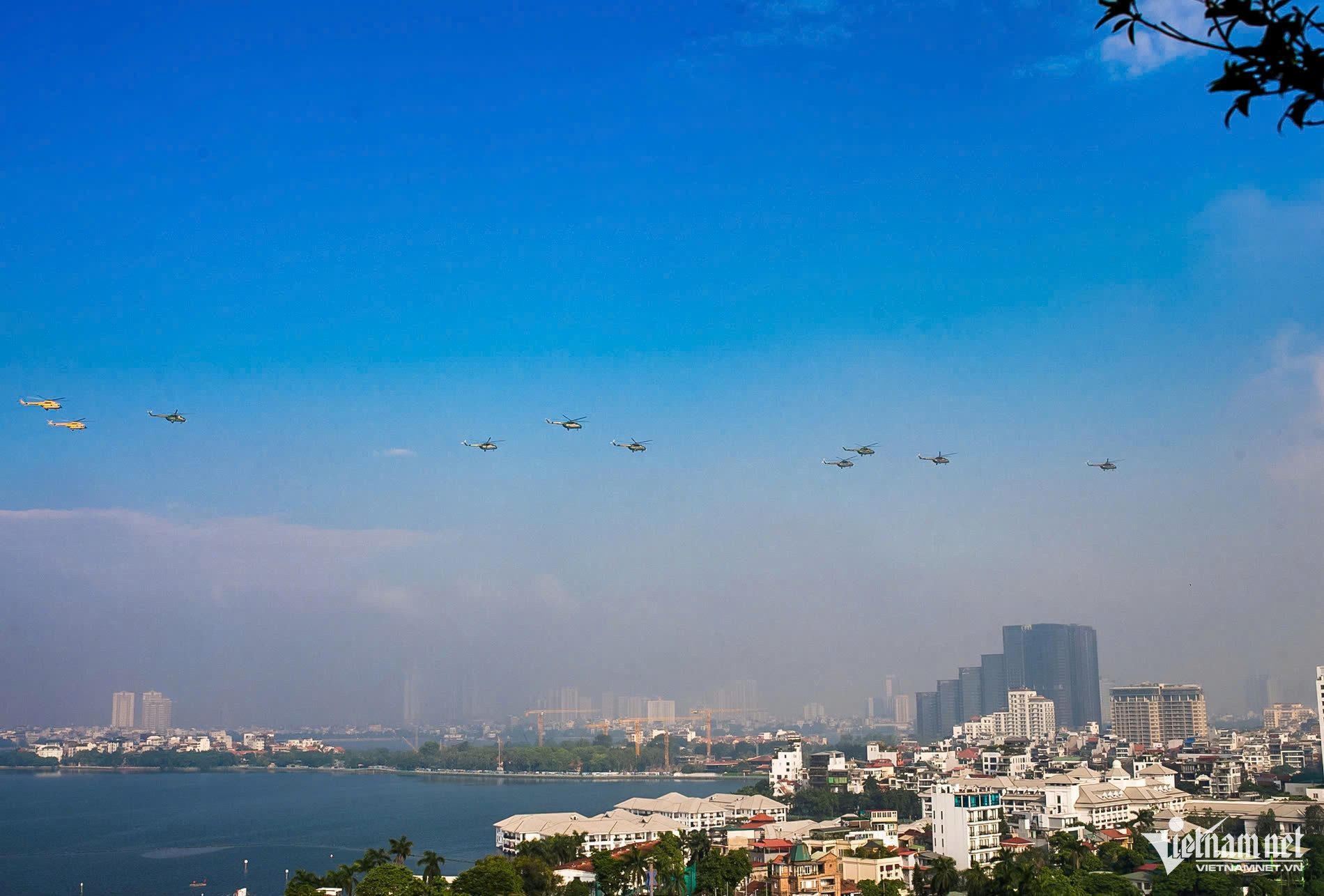 Tiêm kích, trực thăng rầm rộ bay trên bầu trời Hà Nội- Ảnh 20. Tiêm kích, trực thăng rầm rộ bay trên bầu trời Hà Nội- Ảnh 20.