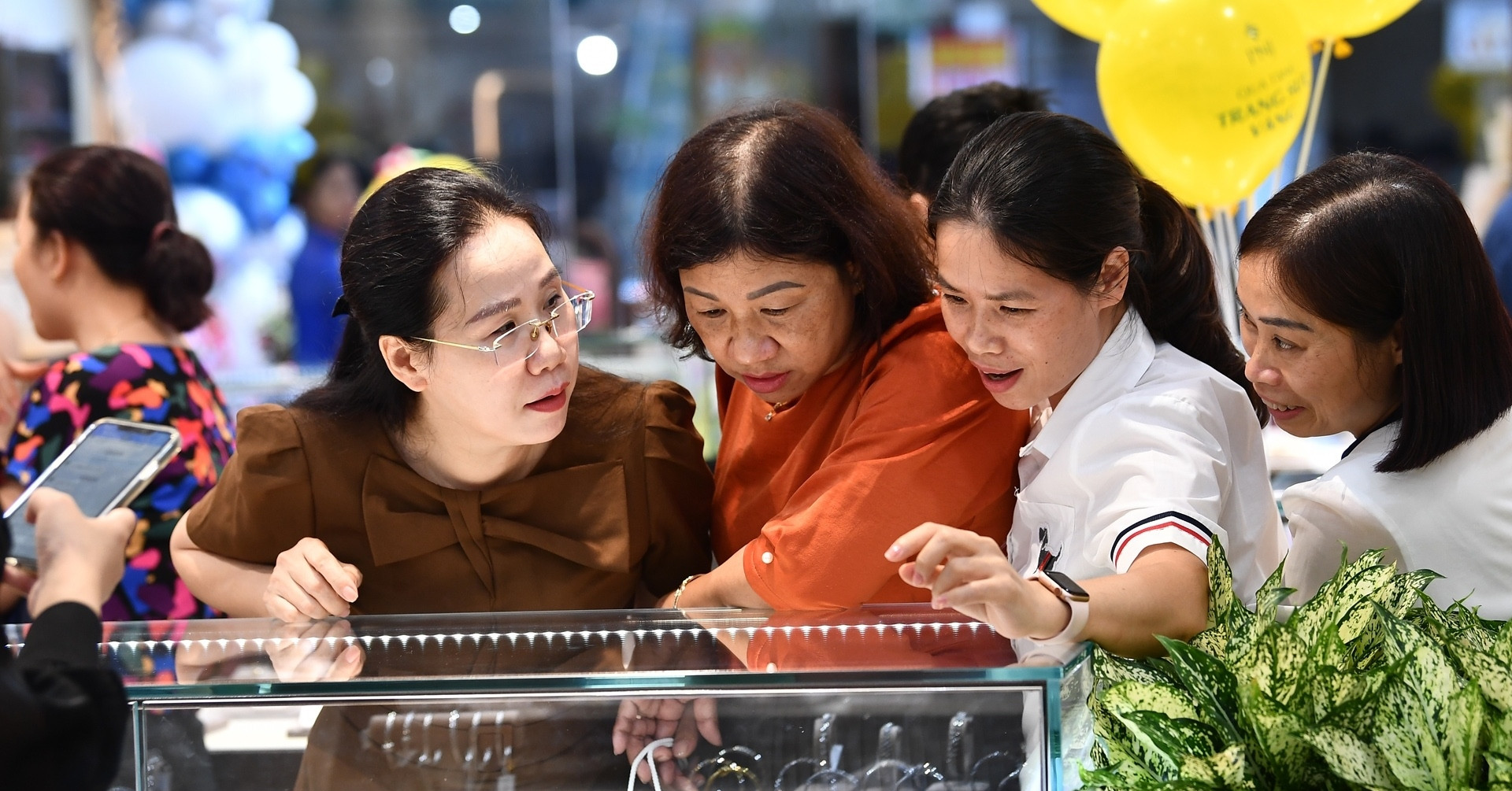 Giá vàng hôm nay 26/8/2025: Thế giới đi ngang, SJC thẳng tiến lập kỷ lục mới