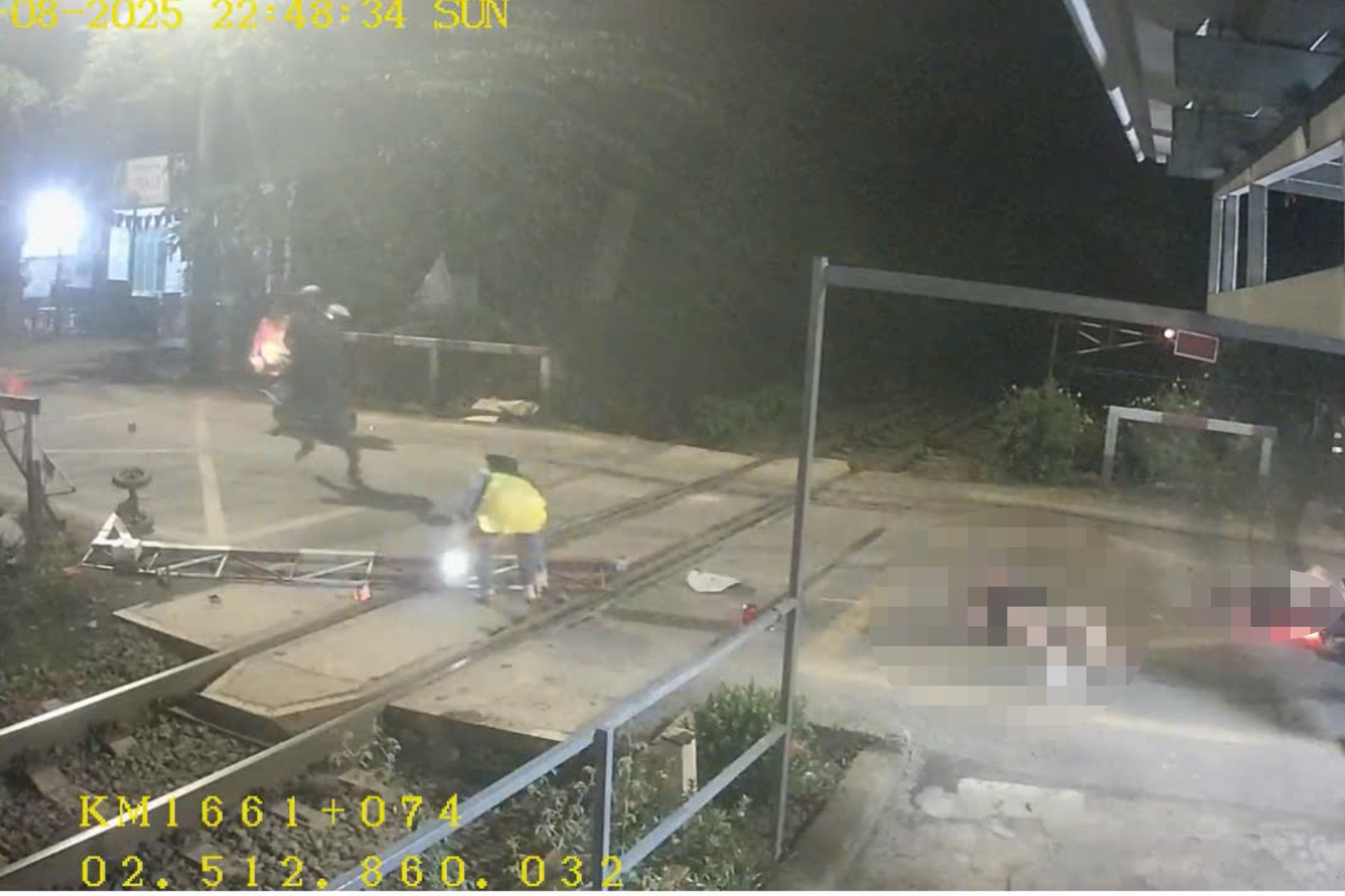 Bản tin chiều 25/8: Thêm một vụ thanh niên phóng xe máy ‘thông chốt’ đường sắt