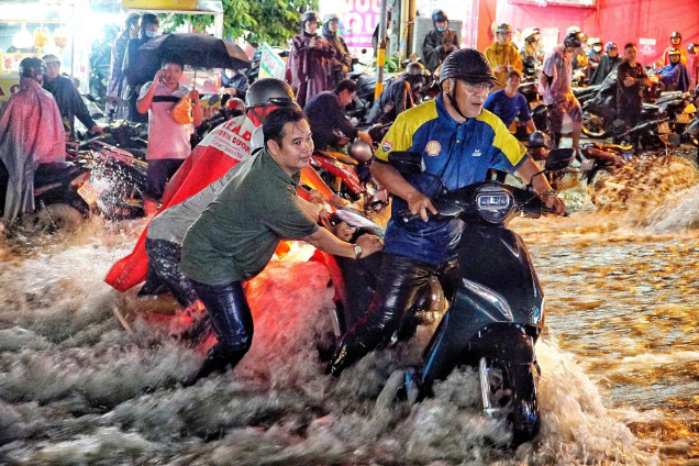 Bản tin trưa 25/8: Tin bão số 5: Thời điểm đổ bộ đất liền, mưa lớn dữ dội