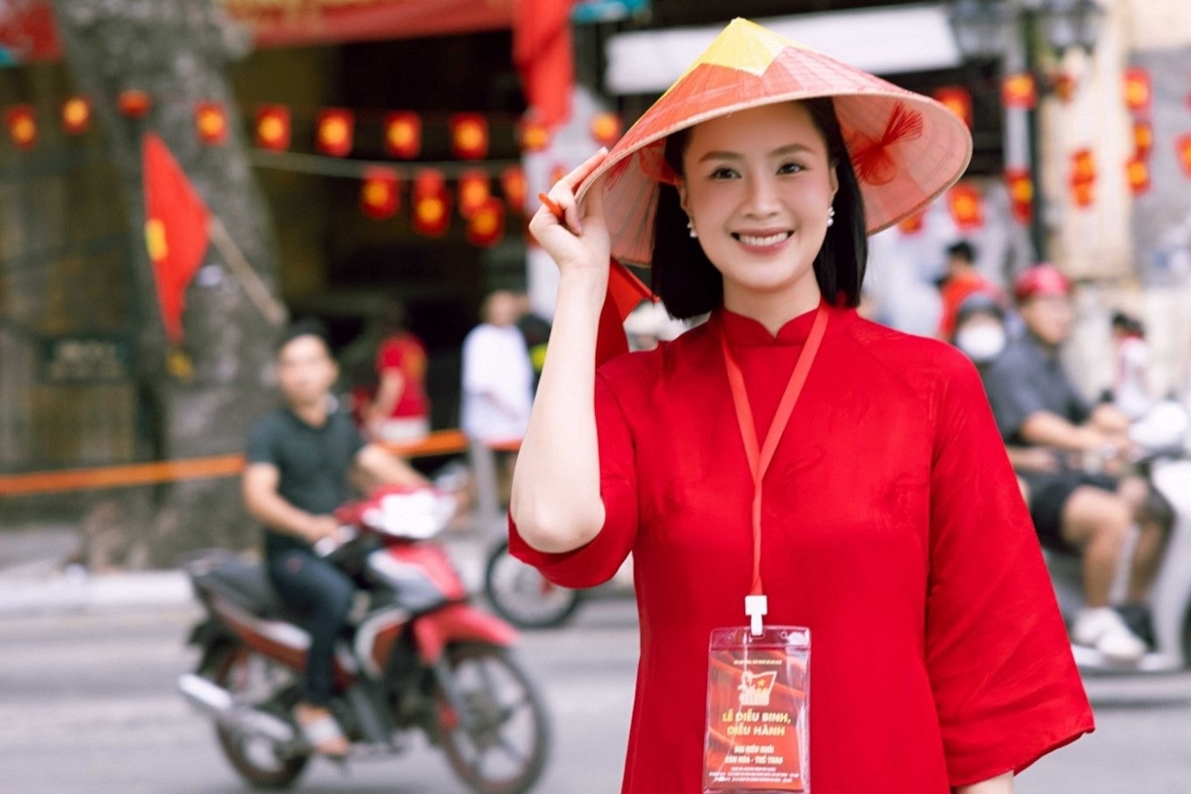 Gia đình NSND Tự Long hưởng ứng 2/9, Hồng Diễm xinh đẹp khi tham gia diễu hành