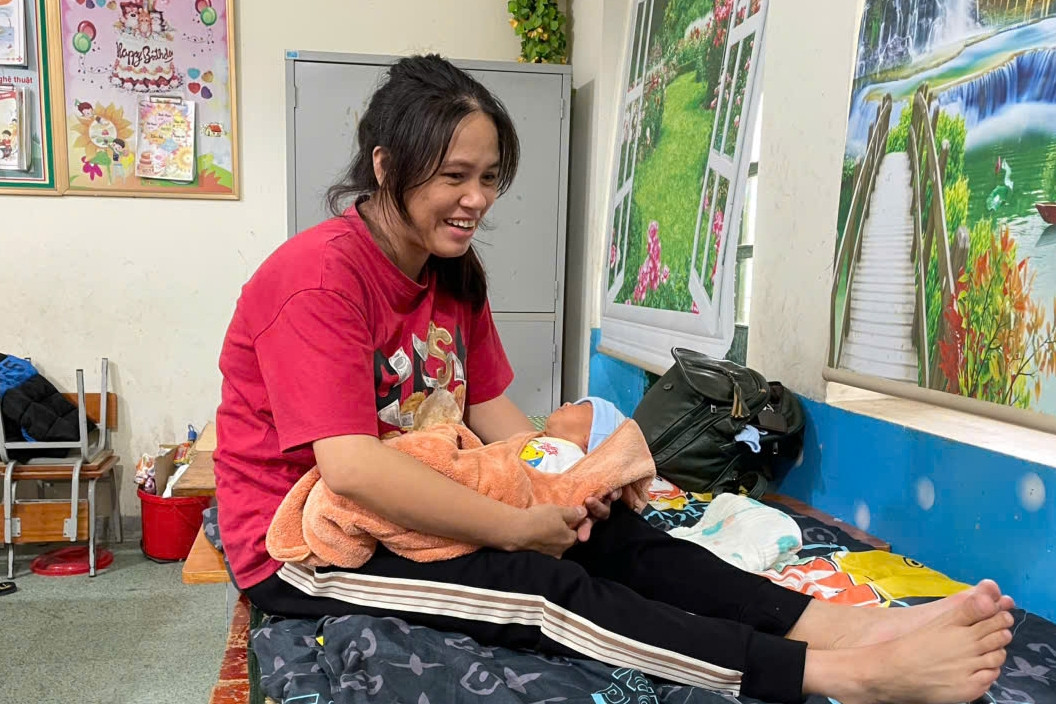 Ấm áp nơi sơ tán: Mới lọt lòng đã phải theo mẹ 'chạy' bão số 5