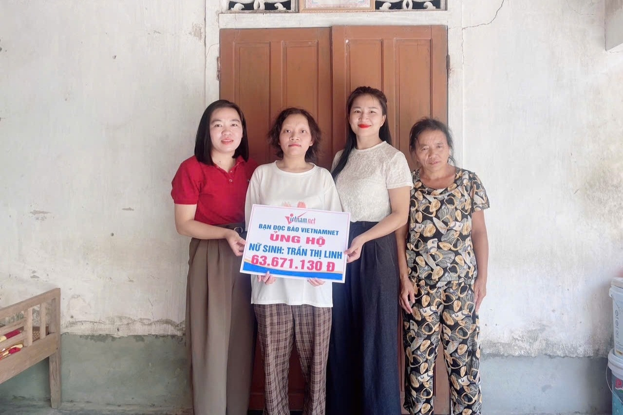 Báo VietNamNet trao hơn 63 triệu đồng tới nữ sinh nghèo hiếu học ở Hà Tĩnh