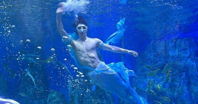 Bí mật buồn sau hào quang của ‘chàng tiên cá 6 múi&amp;apos; hot hàng đầu xứ tỷ dân