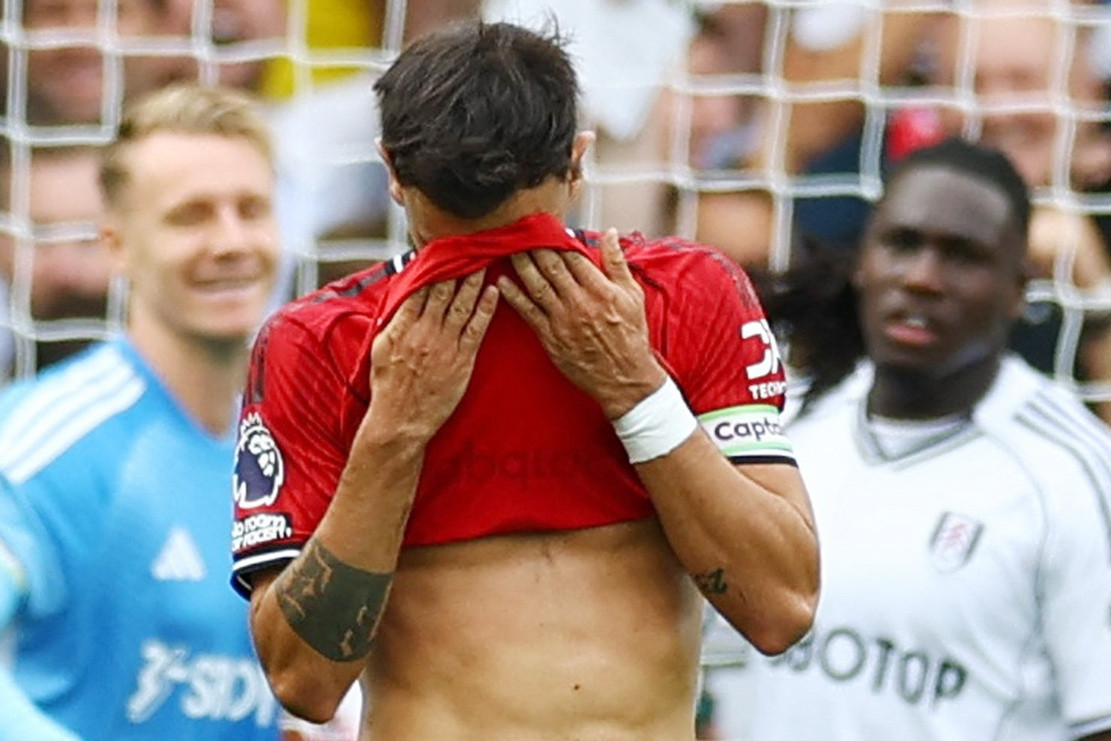 Bruno Fernandes sút hỏng penalty, MU hòa Fulham