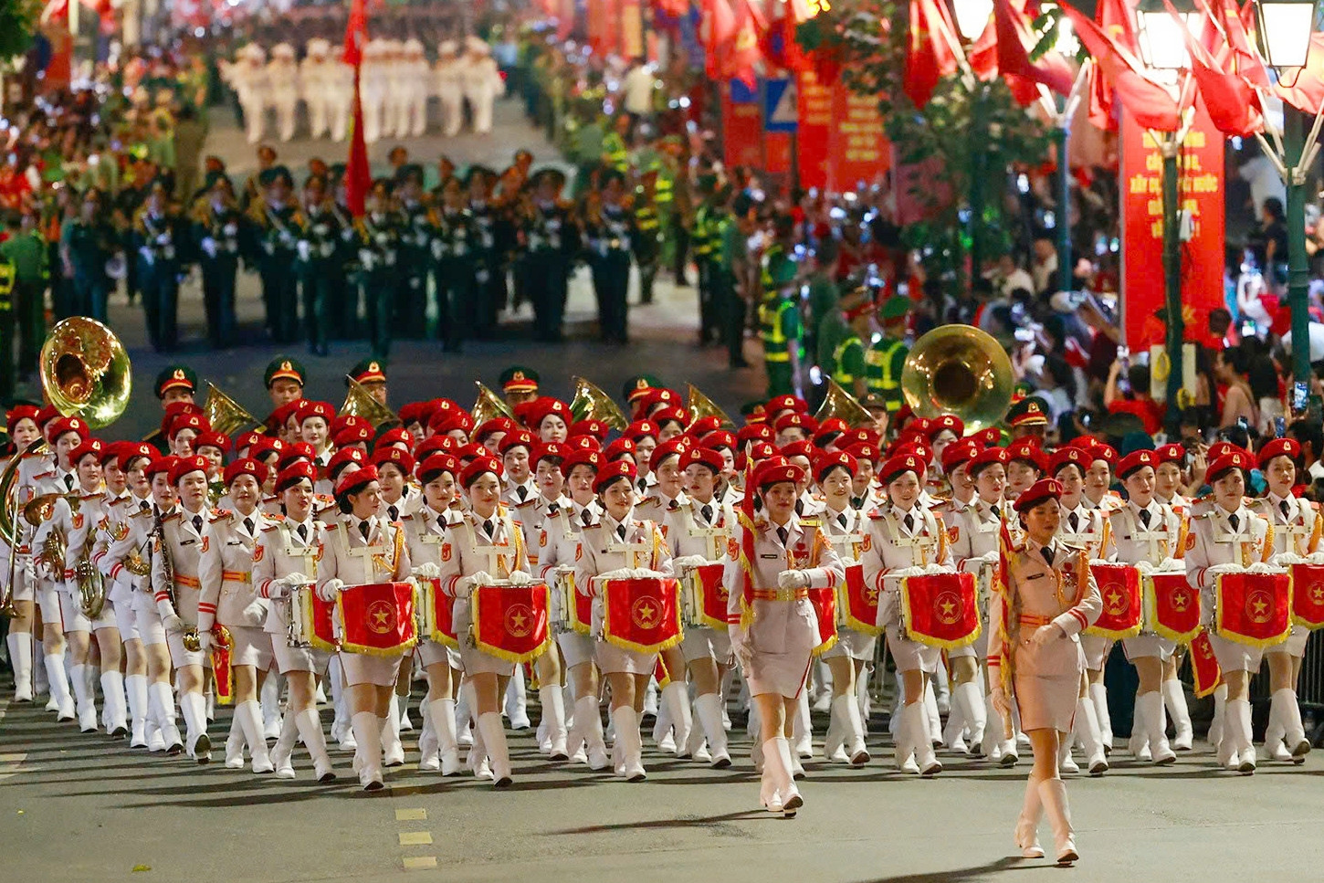 Các lực lượng hợp luyện diễu binh trên đường phố Hà Nội