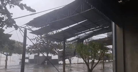 Cập nhật bão số 5 (Kajiki): Bão đổ bộ Nghệ An - Hà Tĩnh, sức gió mạnh khủng khiếp