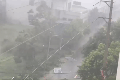 Cập nhật bão số 5 (Kajiki): Bão di chuyển chậm tại Nghệ An - Hà Tĩnh, sức gió mạnh khủng khiếp