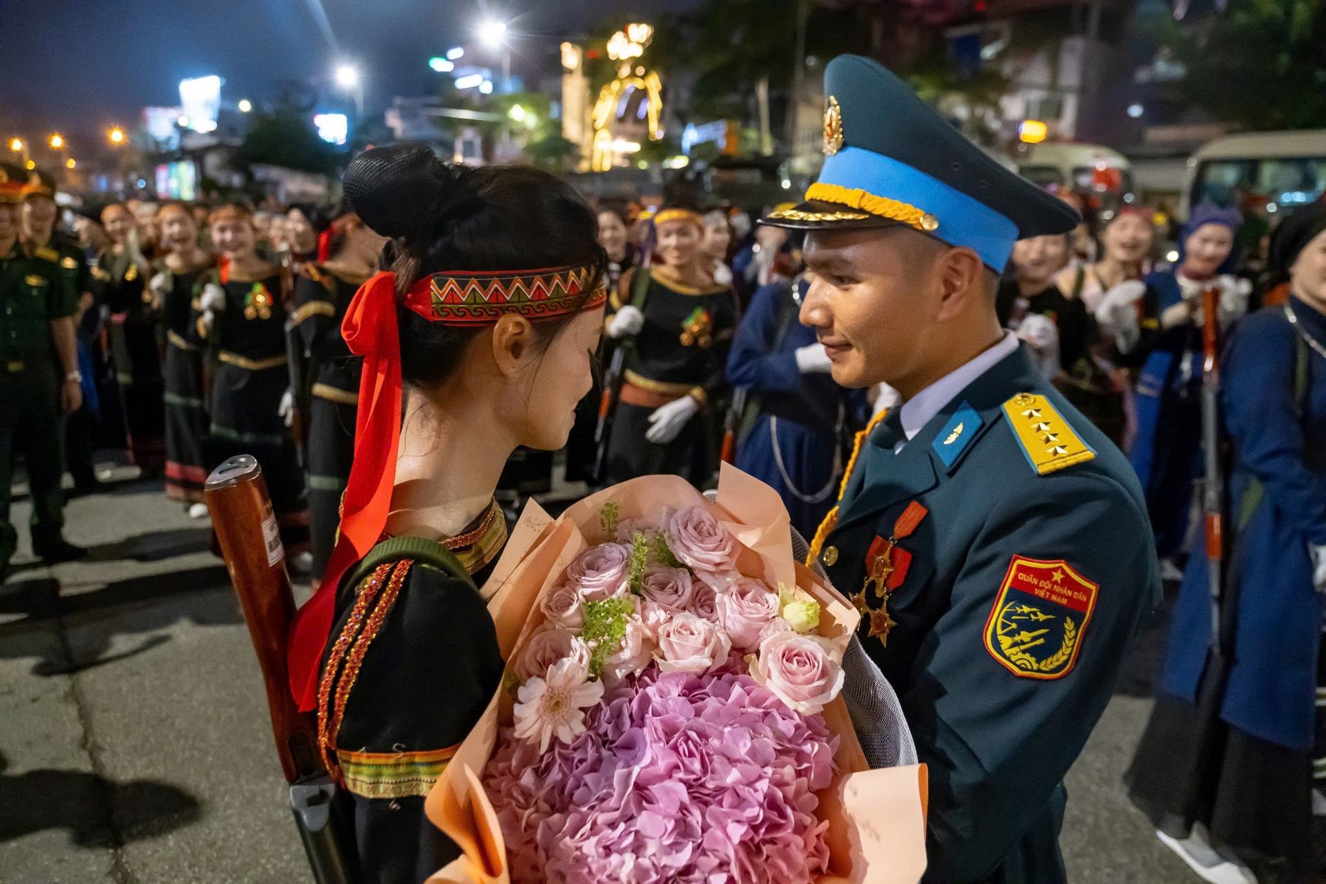 Chiến sĩ không quân tỏ tình với nữ dân quân dân tộc sau buổi tập diễu binh