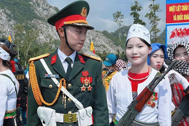 Chuyện tình chàng 'sĩ quan lục quân' và 'nữ dân quân' tại A80 gây sốt mạng