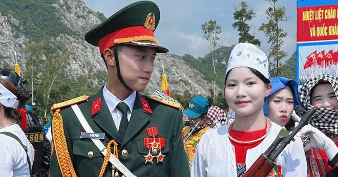 Chuyện tình chàng &amp;apos;sĩ quan lục quân&amp;apos; và &amp;apos;nữ dân quân&amp;apos; tại A80 gây sốt mạng
