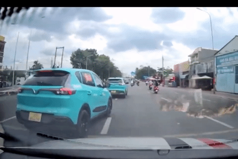 CSGT xử phạt tài xế taxi công nghệ lạng lách, cố tình ép xe trên cầu Bình Triệu