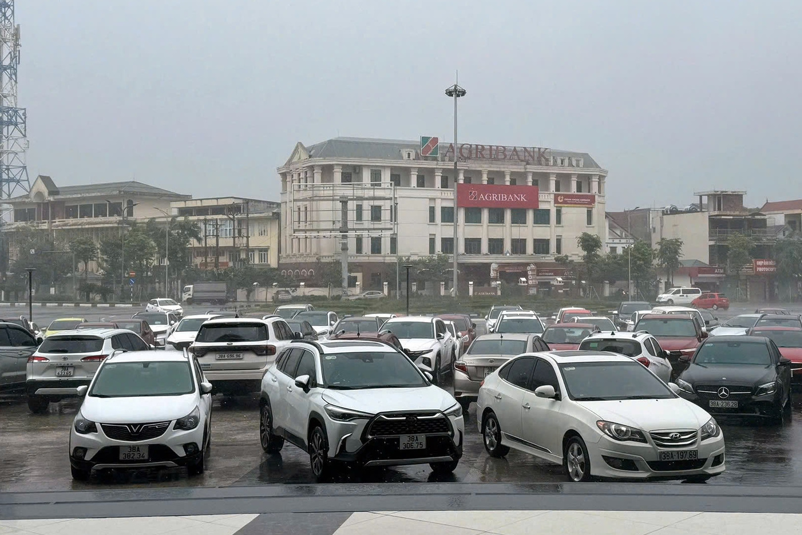 Đường phố Hà Tĩnh ngập sâu, sân trung tâm thương mại thành bãi đỗ ô tô 'khủng'