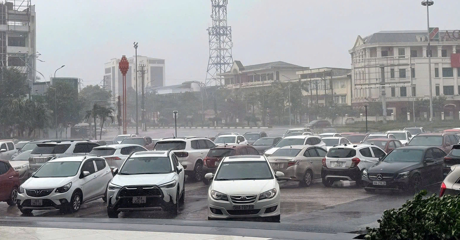 Đường phố Hà Tĩnh ngập sâu, sân trung tâm thương mại thành bãi đỗ ô tô &amp;apos;khủng&amp;apos;