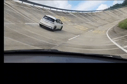 Căng não với tốc độ gần 200 km/h ở bãi thử ô tô khắc nghiệt bậc nhất châu Á