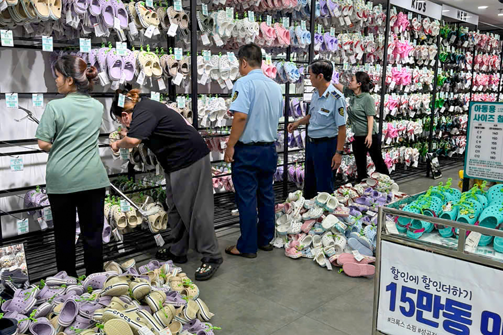 3.000 đôi dép giá từ 50.000 đồng ở Nha Trang bị thu giữ, gửi ngay đi giám định