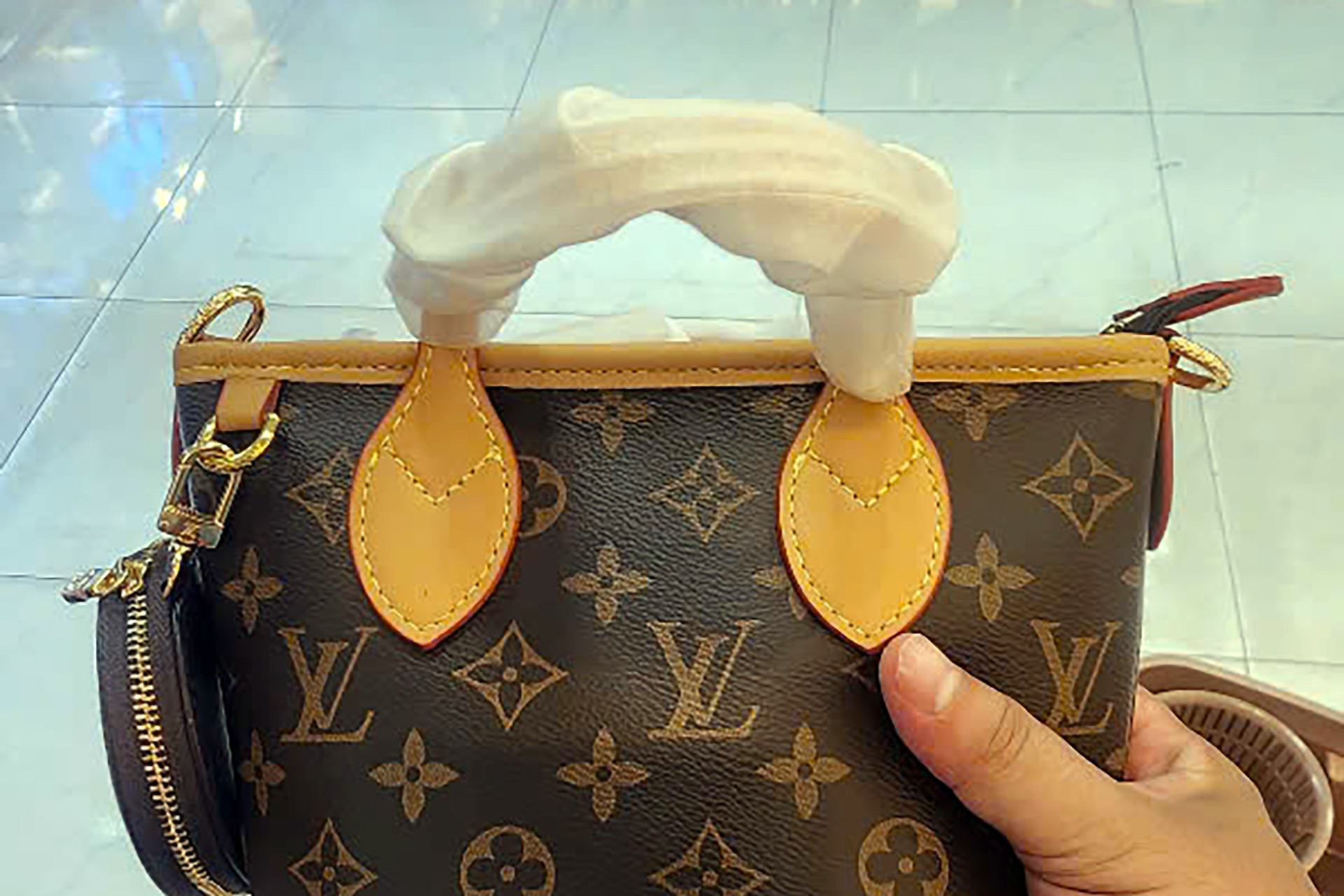 Hàng hiệu giá rẻ tràn ngập Nha Trang: Túi Gucci, đồng hồ Rolex giá chỉ bằng 5% hàng ‘xịn'