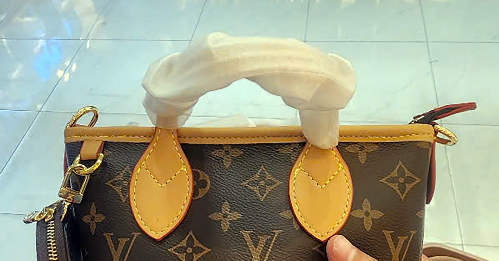 Hàng hiệu giá rẻ tràn ngập Nha Trang: Túi Gucci, đồng hồ Rolex bán chỉ 5% giá thật