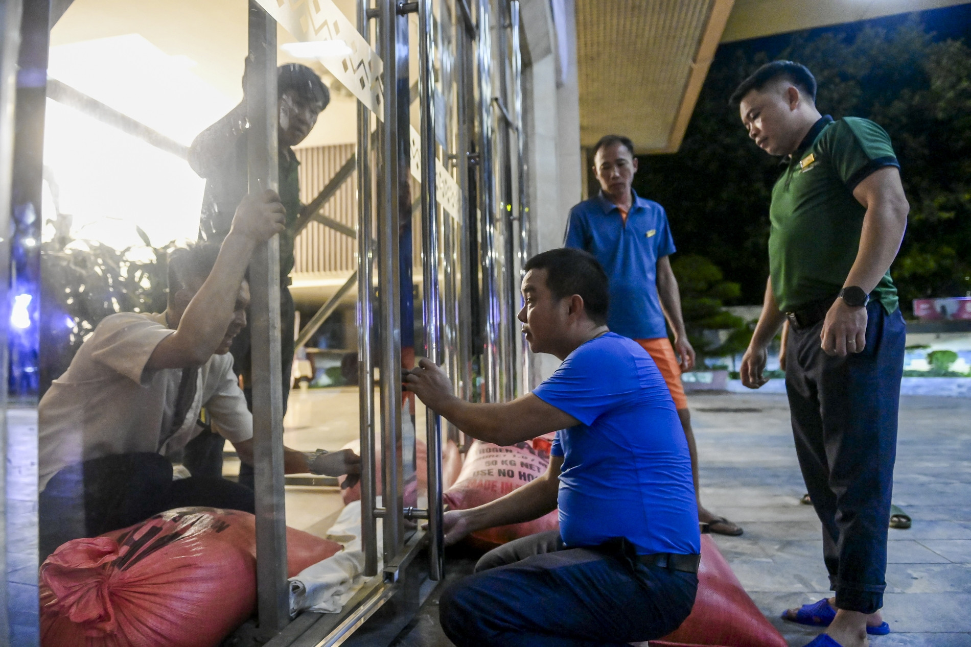 Hình ảnh khác lạ ở Cửa Lò, máy ATM khóa chặt trước lúc bão số 5 đổ bộ