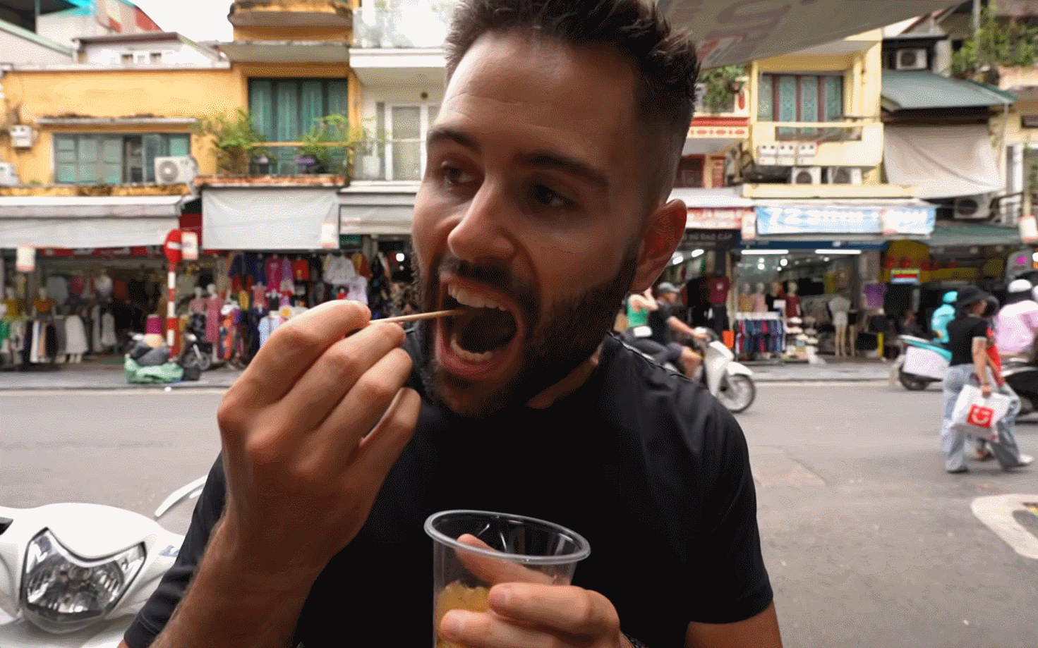 khach tay an banh gio Ha Noi.gif