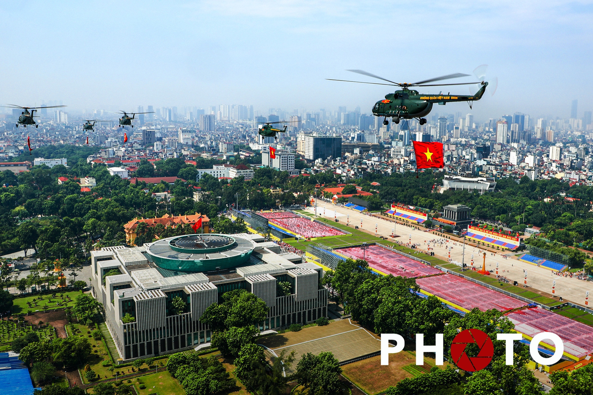 Khoảnh khắc dàn trực thăng kéo cờ bay qua những địa điểm biểu tượng của Hà Nội