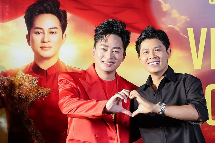 Nguyễn Văn Chung rơi nước mắt khi xem MV 'Viết tiếp câu chuyện hòa bình' của Tùng Dương