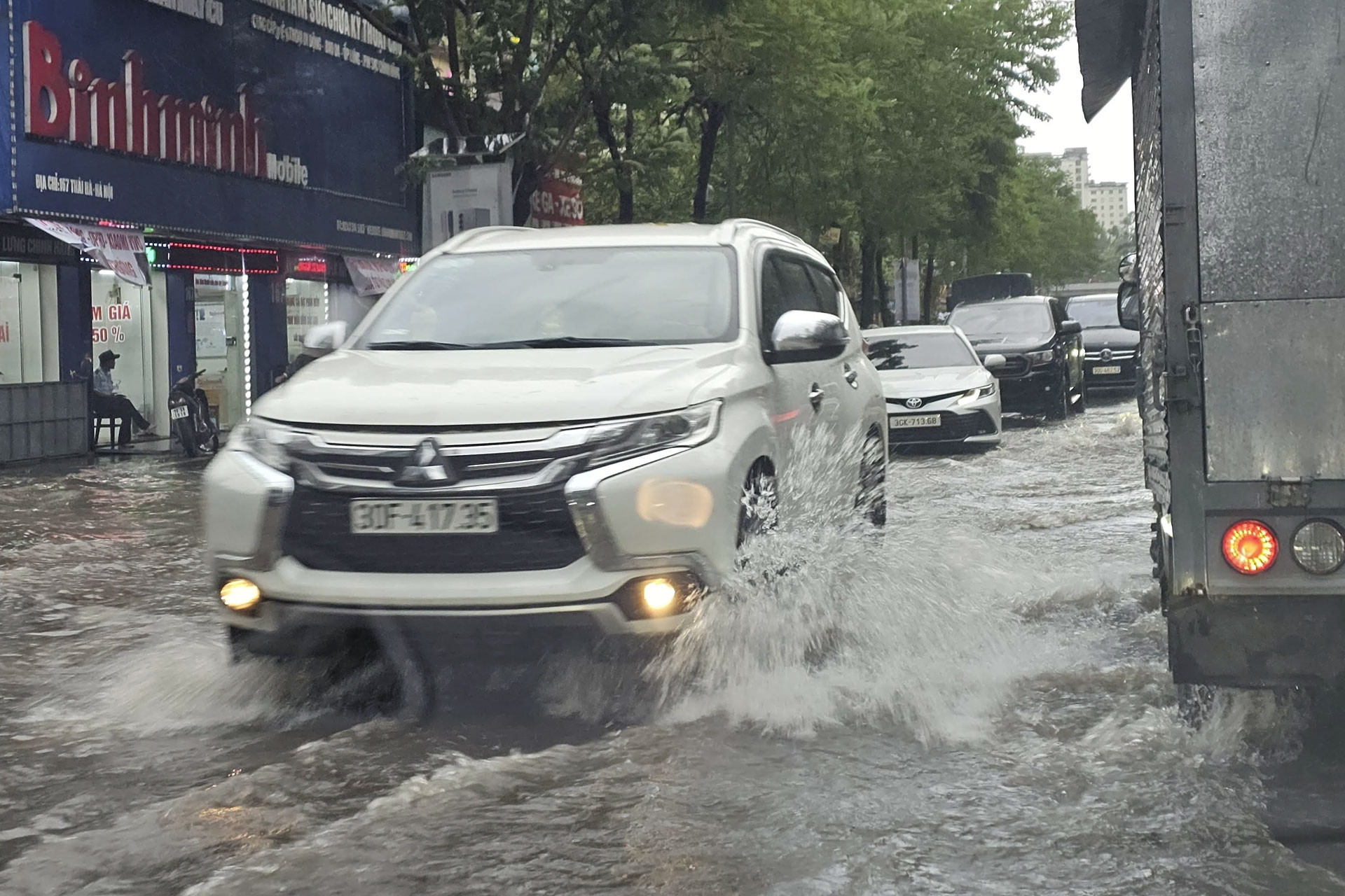 Những bộ phận ô tô cần kiểm tra ngay sau khi lái xe dưới trời mưa lớn nhiều ngày