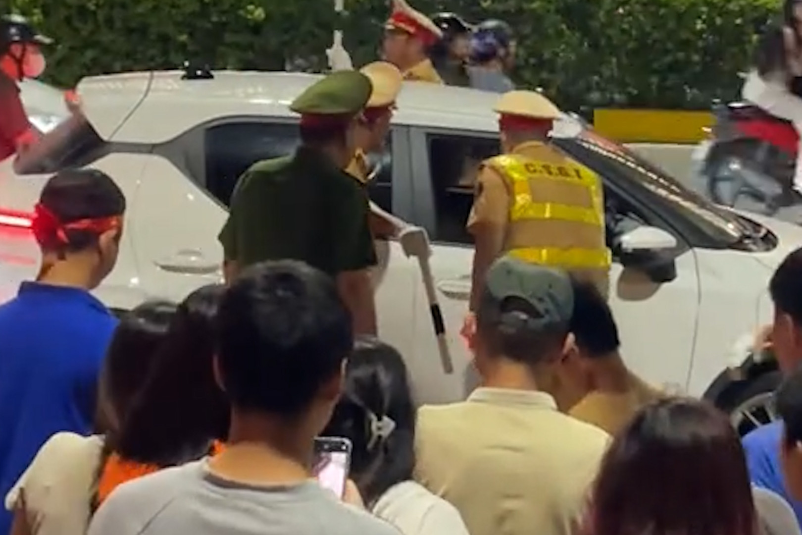 Ô tô dừng giữa chốt bảo vệ hợp luyện cầu cứu, Đại úy CSGT hành động 'sinh tử'