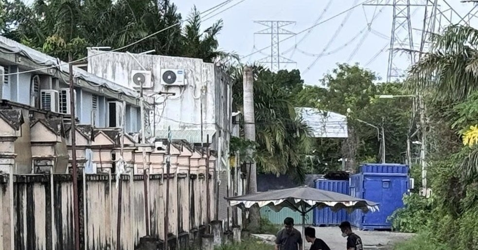 Phát hiện thi thể trẻ sơ sinh trong hẻm, camera ghi lại cảnh ô tô dừng gần đó giữa đêm