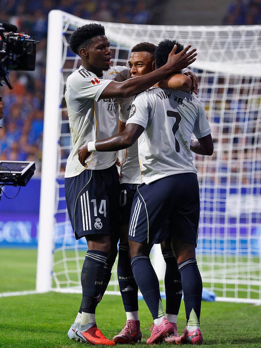 Mbappe lập cú đúp